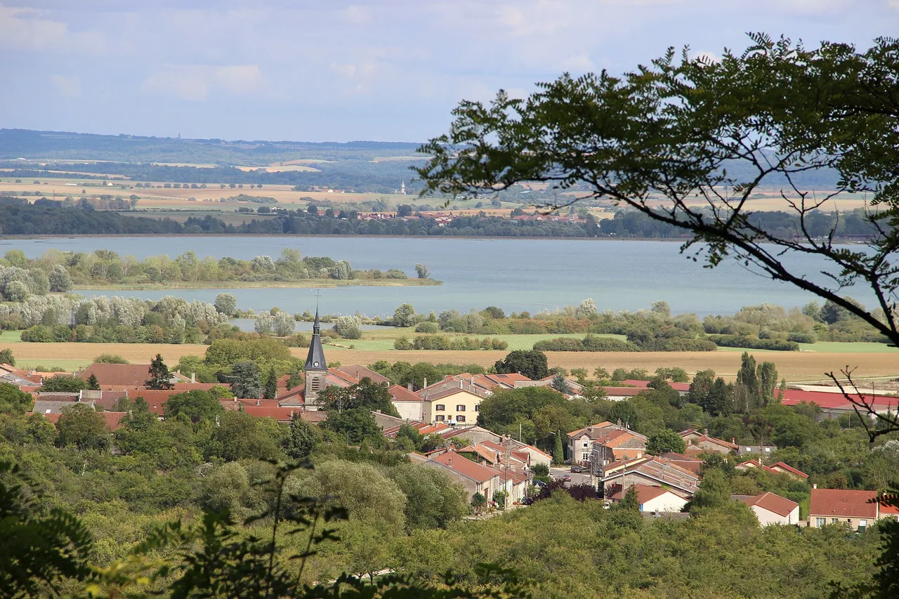 Le lac de Madine et le village d'Heudicourt-sous-les-Côtes