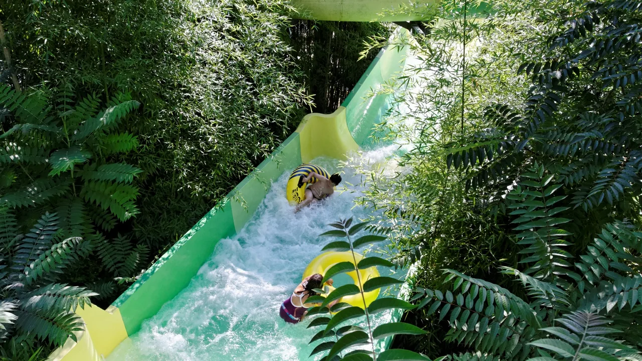 L'espace aquatique de Touroparc avec ses jeux d'eau et toboggans