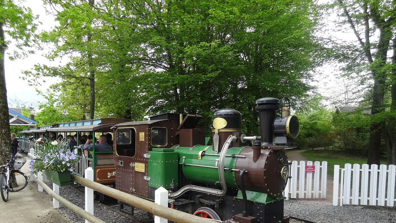 Train familial circulant dans le parc Le PAL