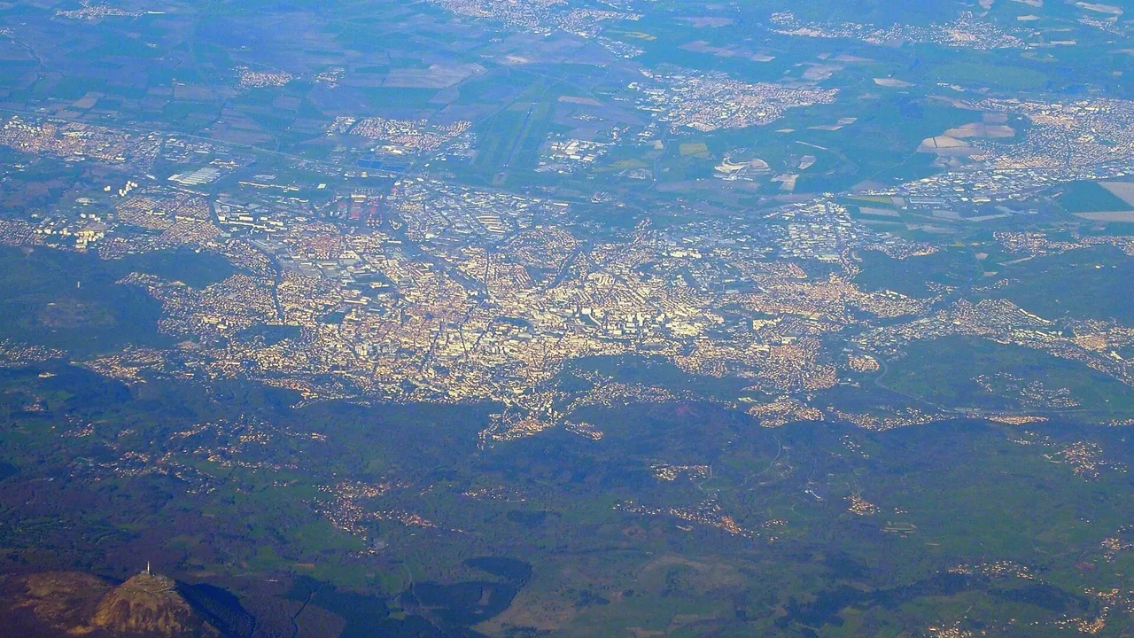 Vue aérienne de Clermont-Ferrand avec le Puy-de-Dôme au premier plan
