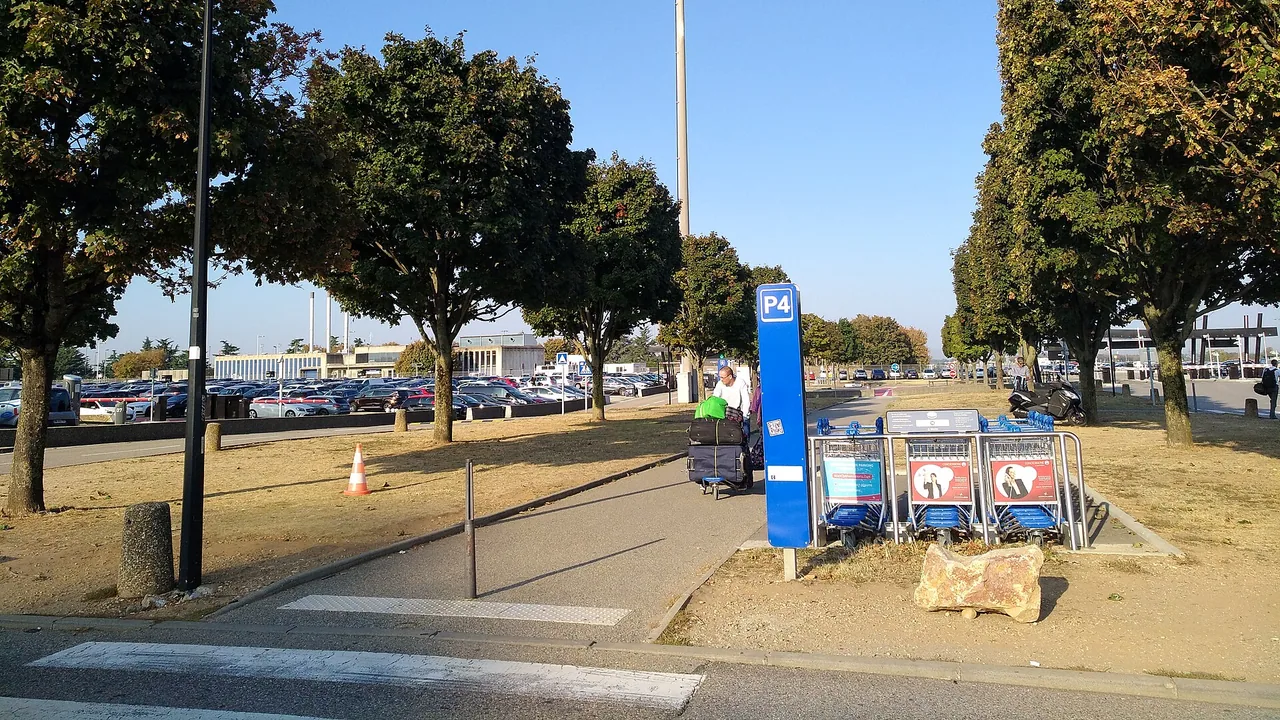 L'entrée du parking P4 à l'aéroport Lyon-Saint-Exupéry