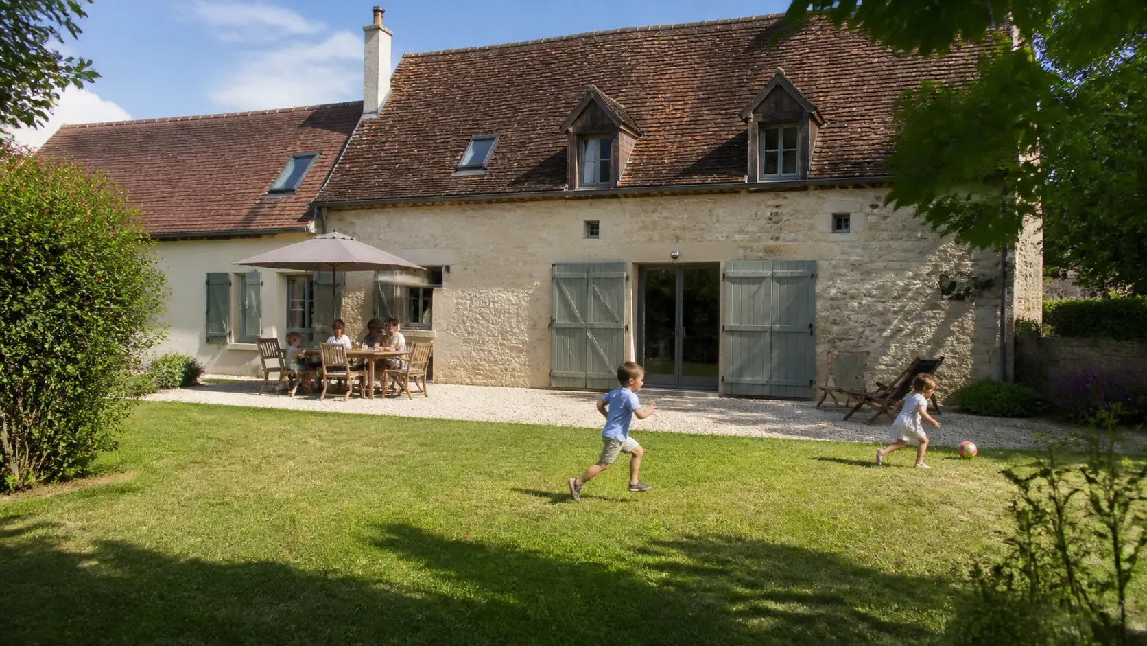 Maison de vacances familiale avec jardin aménagé dans un environnement verdoyant