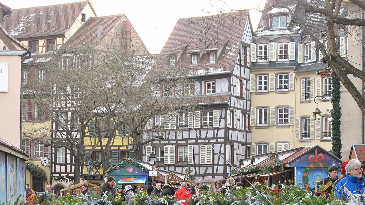 Marché de Noël illuminé sur la place de l'Ancienne-Douane à Colmar