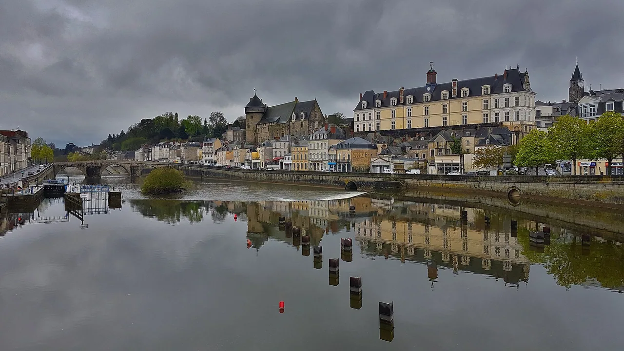 Les châteaux de Laval au bord de la Mayenne