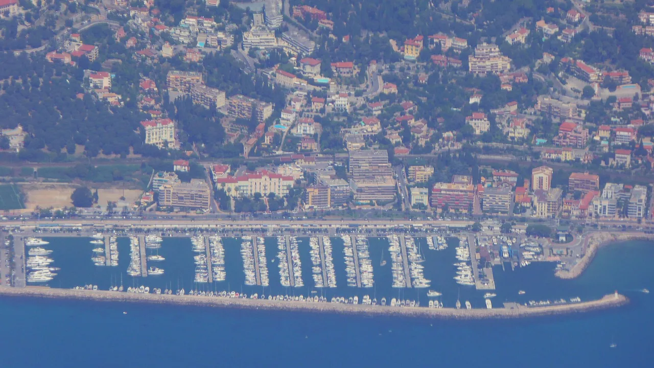 Le port de Garavan et le littoral de Menton