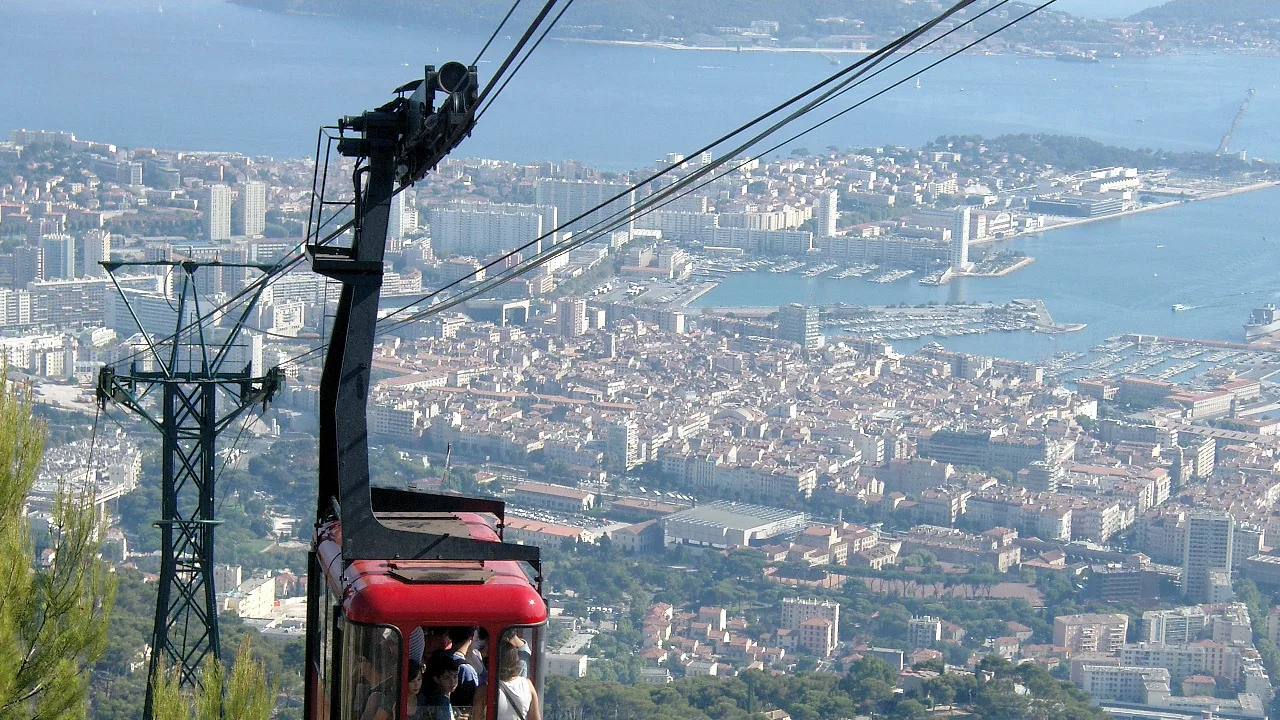 Le téléphérique du Mont Faron au-dessus de Toulon