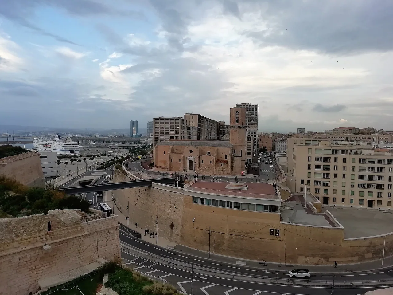 Passerelle piétonne du fort Saint-Jean à Marseille