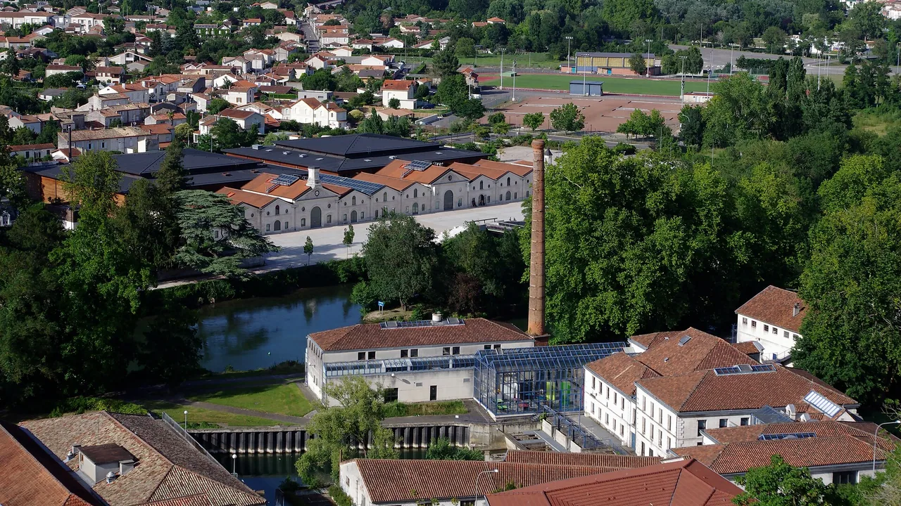 Musée de la bande dessinée d’Angoulême au bord de la Charente, avec sa façade blanche et ses toits sombres