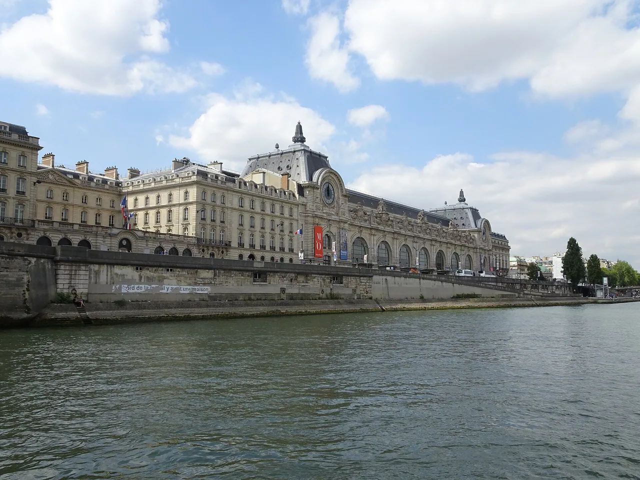 Façade extérieure du musée d'Orsay à Paris