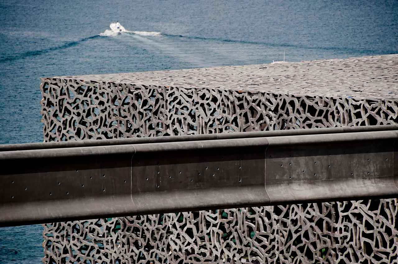 Bâtiment du Mucem à Marseille face à la Méditerranée