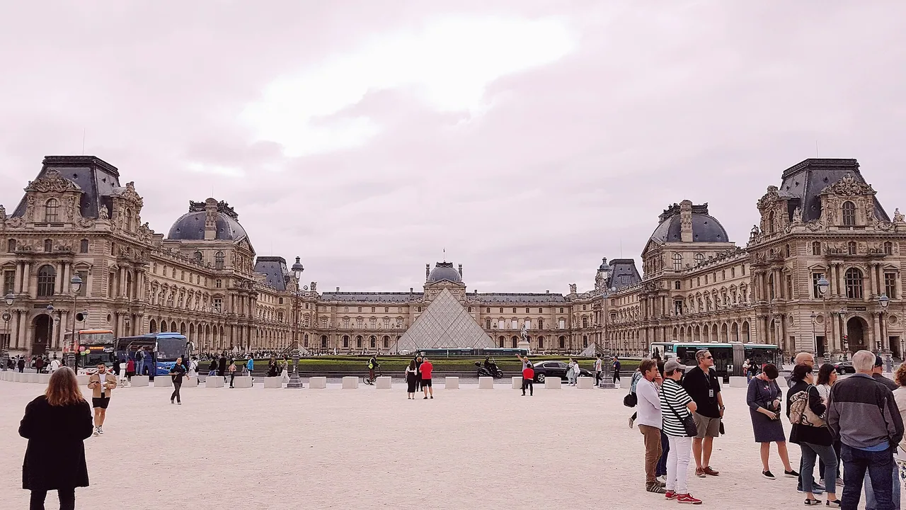 Cour Napoléon et pyramide du musée du Louvre à Paris