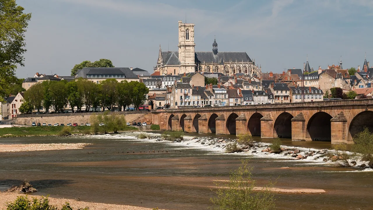 Nevers, le pont sur la Loire et la cathédrale Saint-Cyr-et-Sainte-Julitte