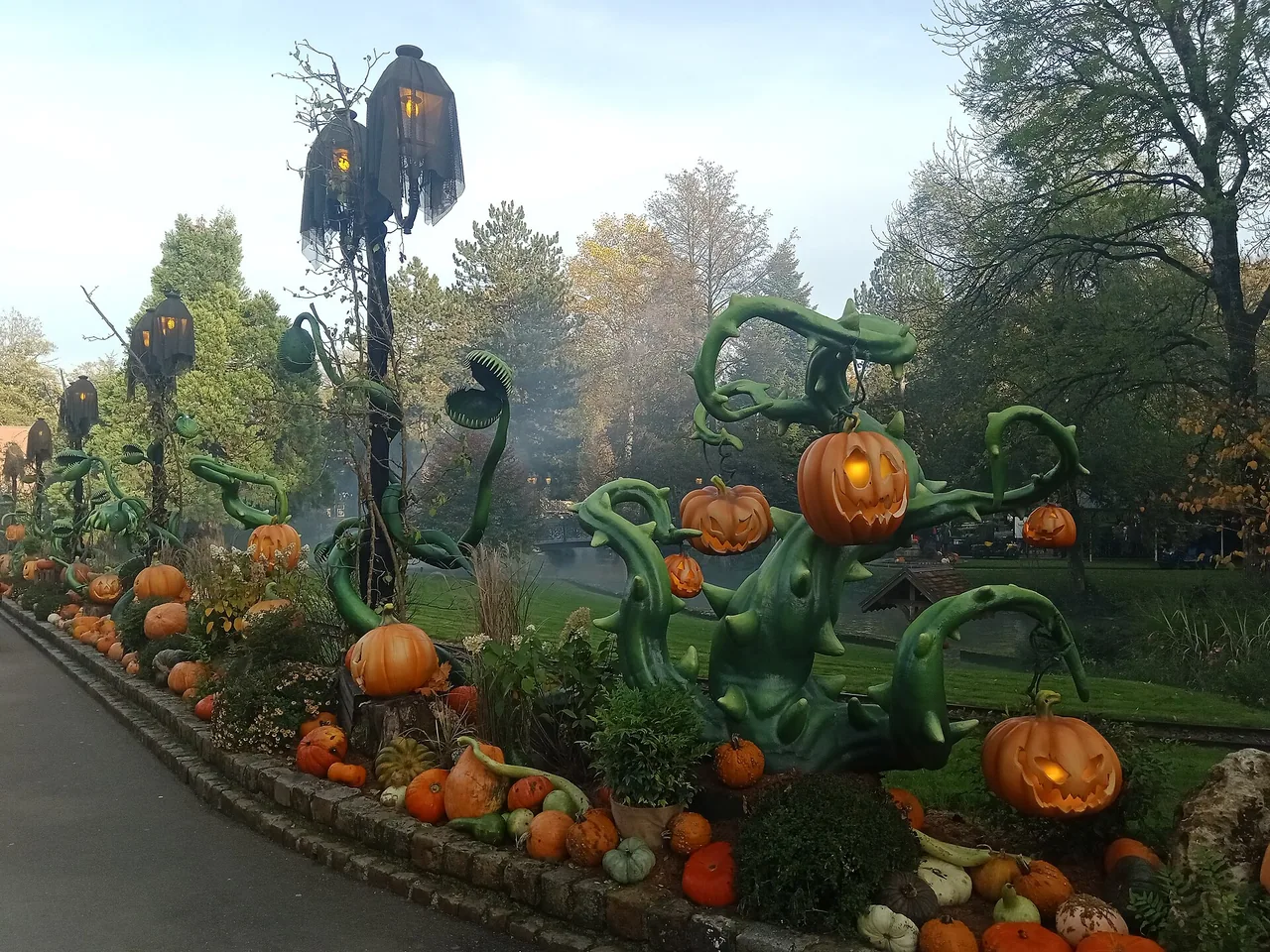 Citrouilles et décorations d'Halloween pendant Nigloween à Nigloland