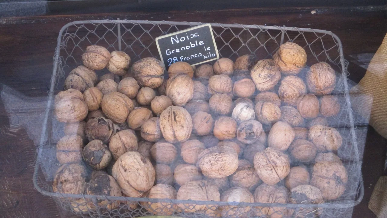 Noix de Grenoble entières et cerneaux de noix