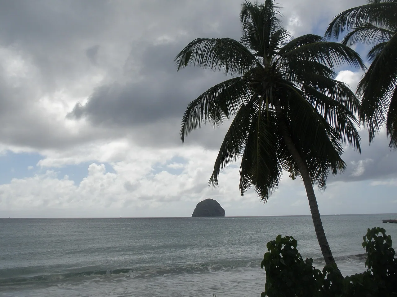 Rocher du Diamant vu depuis la plage du bourg en Martinique