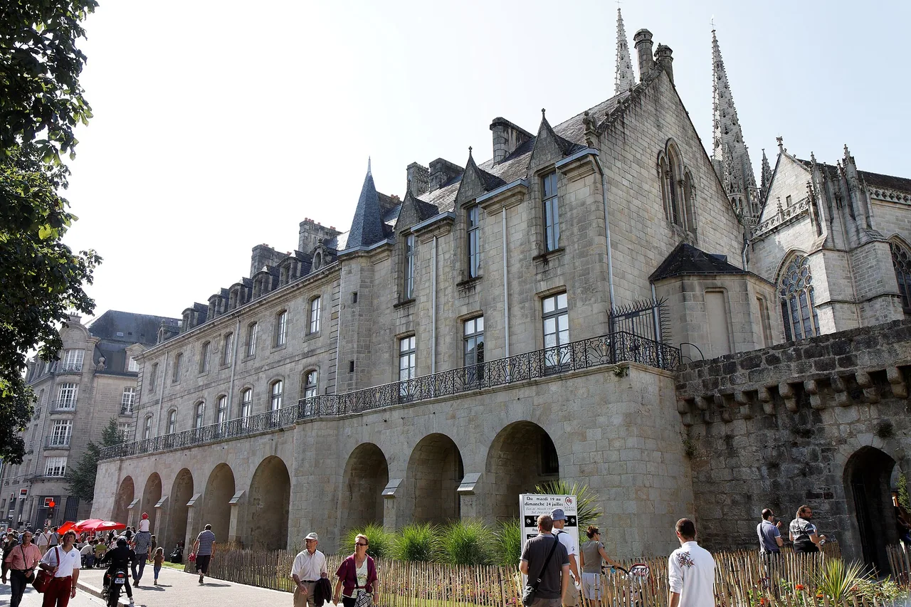 Ancien évêché de Quimper abritant le Musée départemental breton
