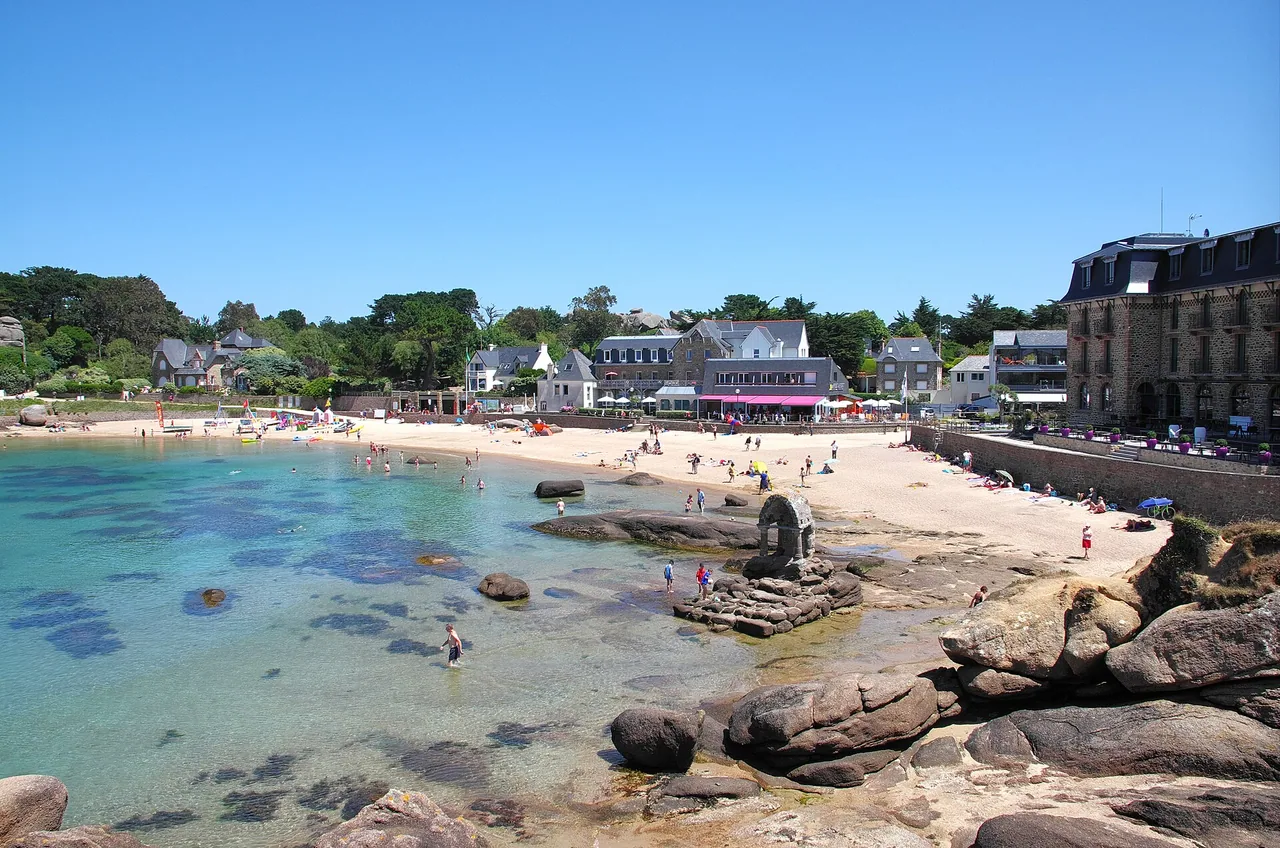 Plage Saint-Guirec et rochers de Ploumanac'h à Perros-Guirec