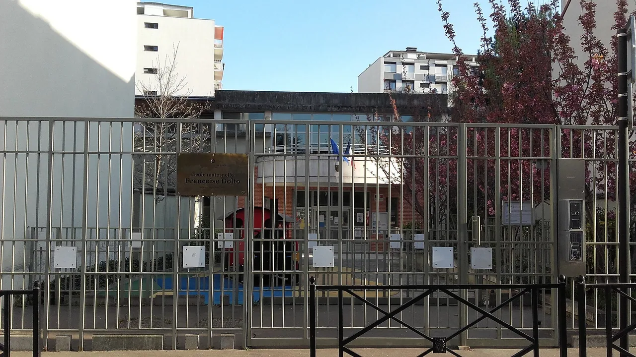 Façade d'une école maternelle française