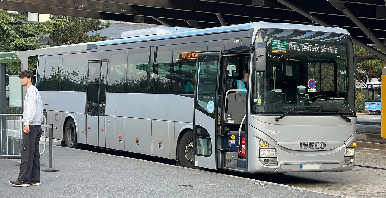 Bus de la navette Parc Astérix à Roissypôle