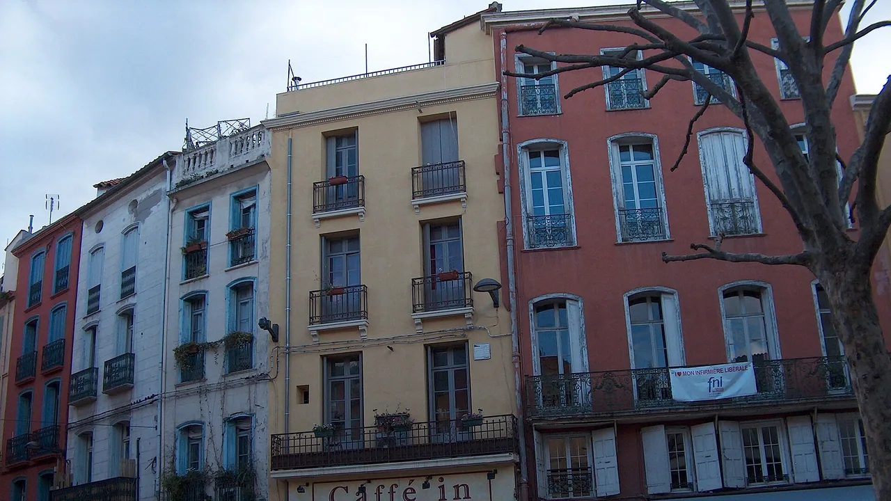 Façades du quartier La Réal dans le centre ancien de Perpignan