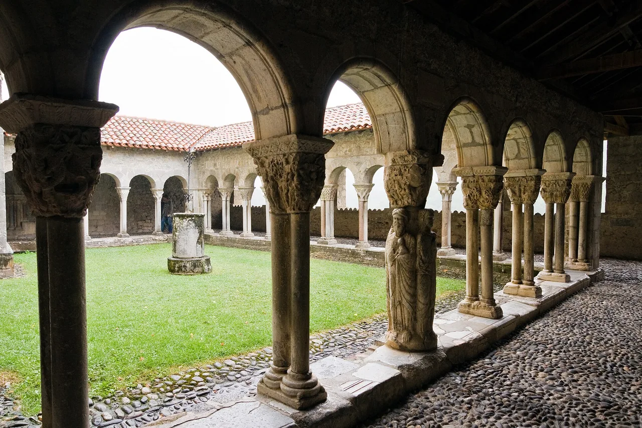 Cloître de la cathédrale Sainte-Marie de Saint-Bertrand-de-Comminges