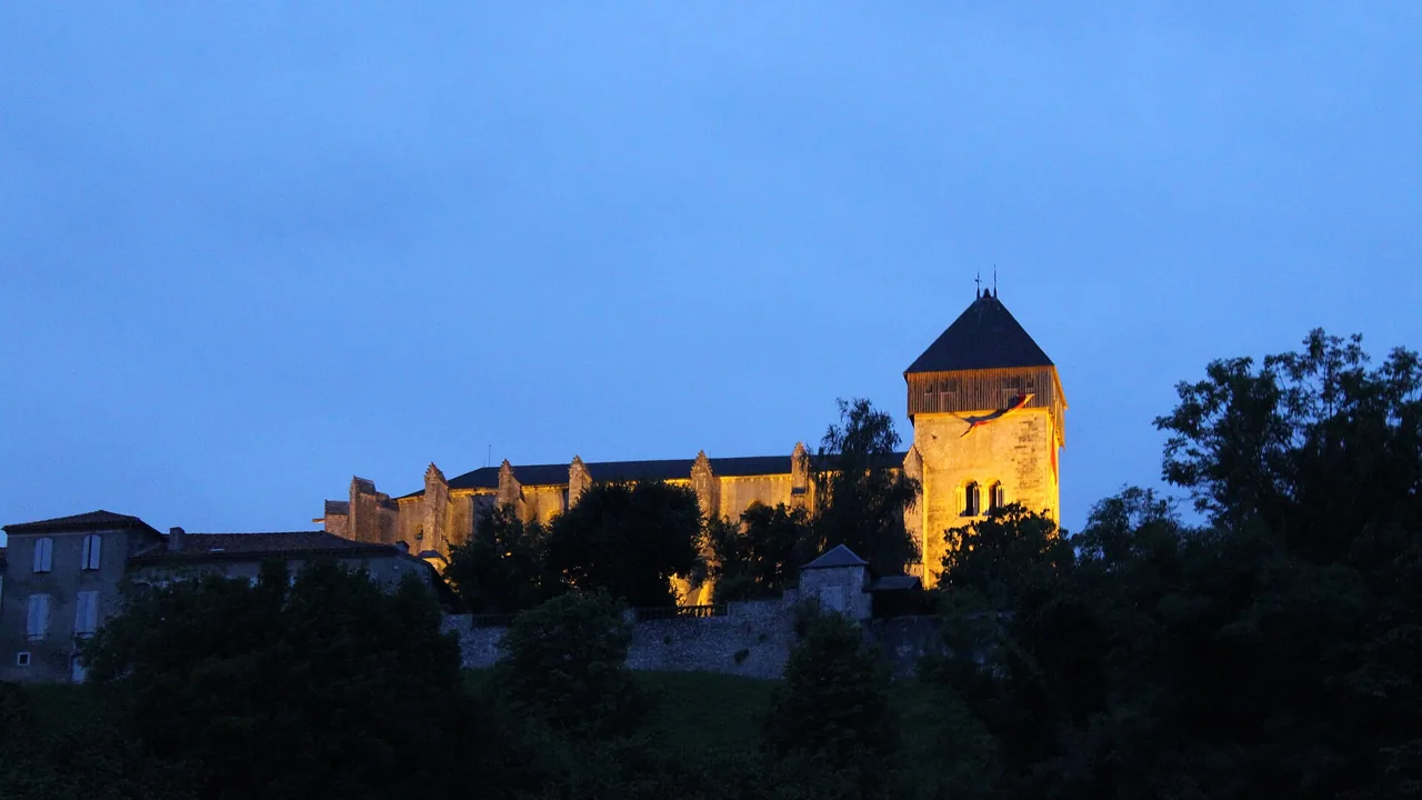 Vue de Saint-Bertrand-de-Comminges et de sa cathédrale dans les Pyrénées