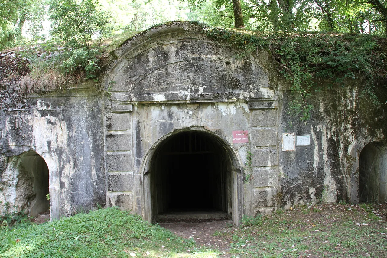 Vestiges et tranchées près du fort de Souville sur le champ de bataille de Verdun