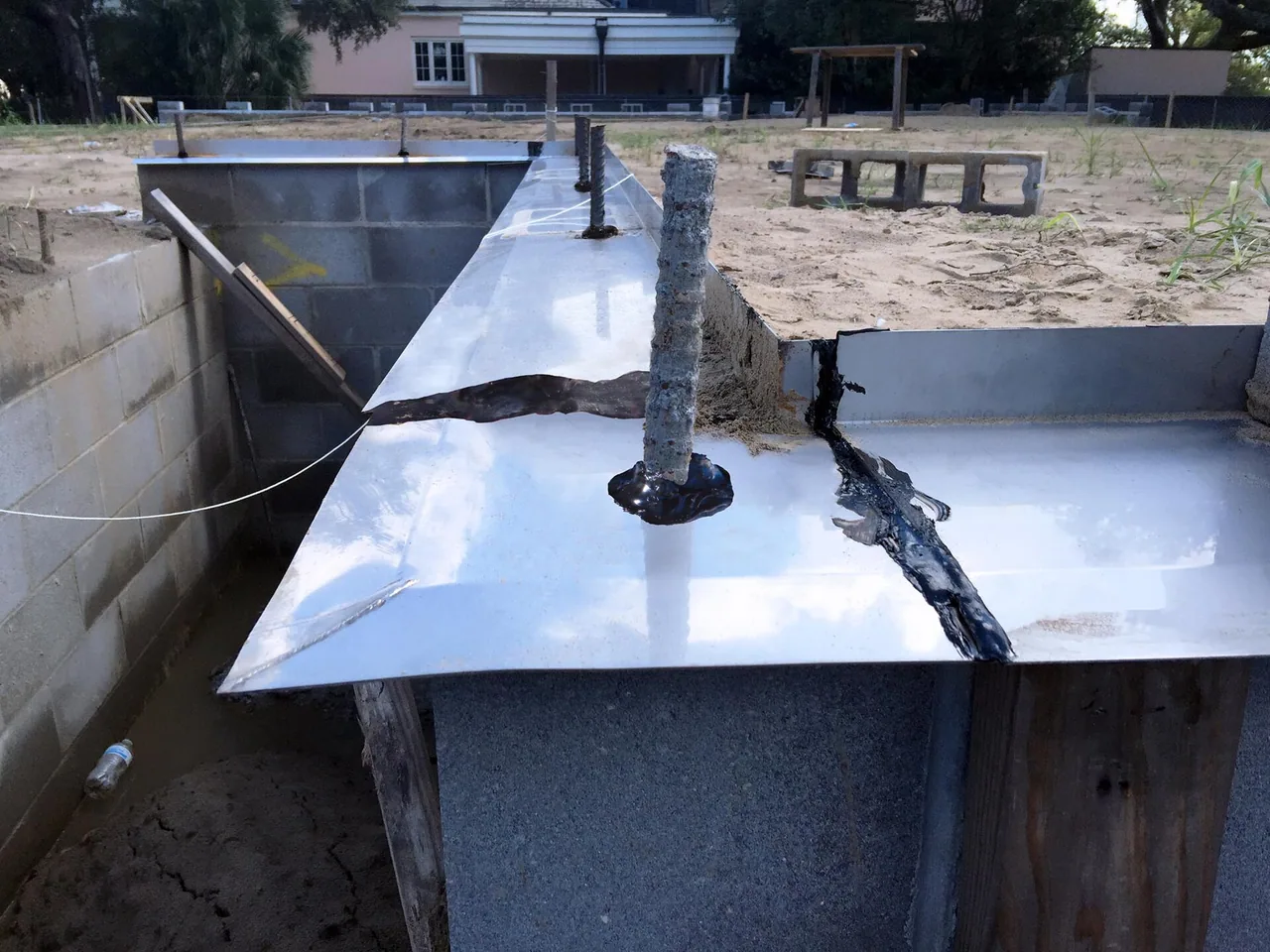 Dispositif de protection contre les termites intégré à une construction
