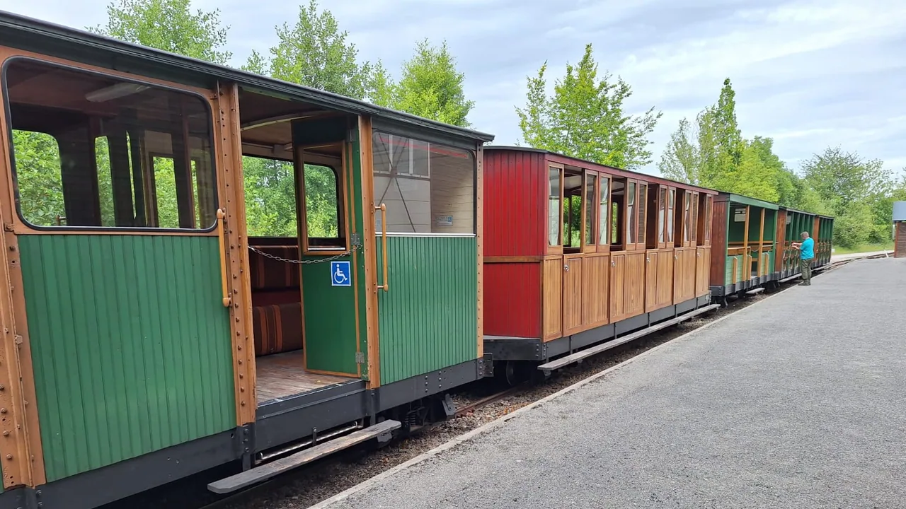 Un train du P'tit train de la Haute Somme à quai à la gare de Froissy-Musée