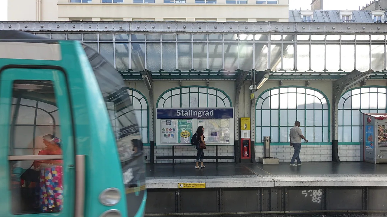 Quai de la station Stalingrad sur la ligne 2 du métro de Paris