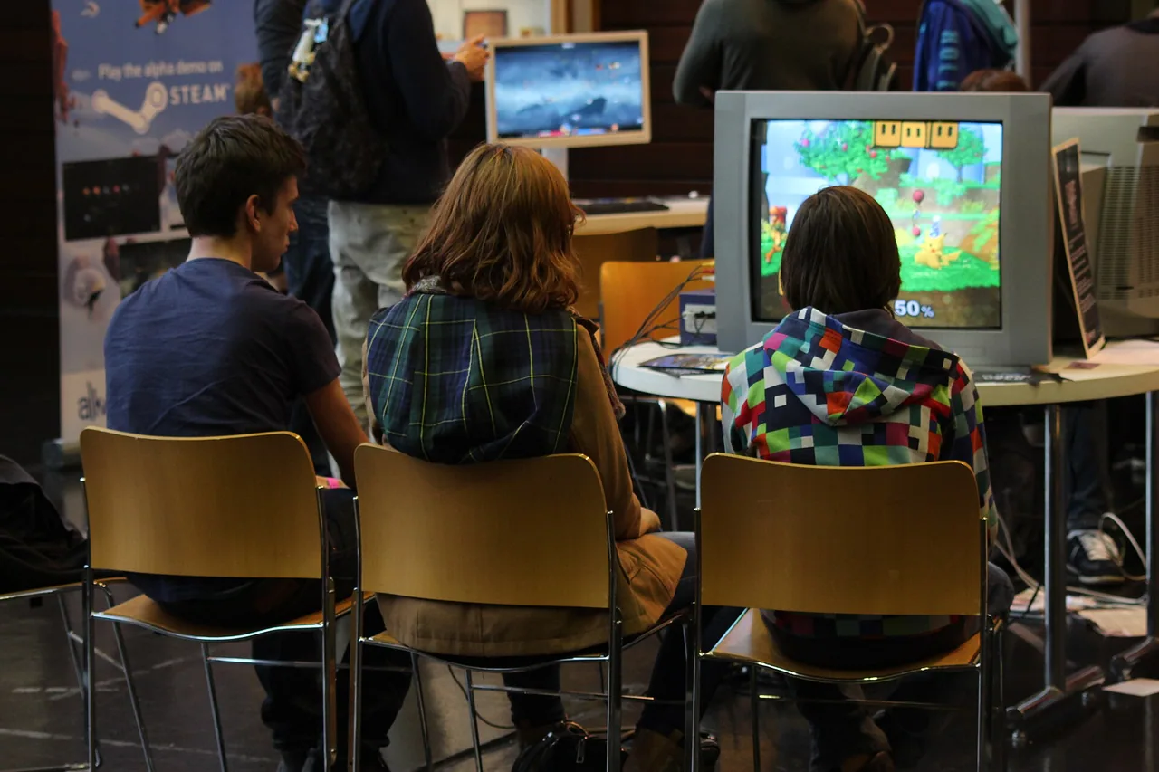 Des visiteurs jouent aux jeux vidéo pendant les Utopiales à Nantes