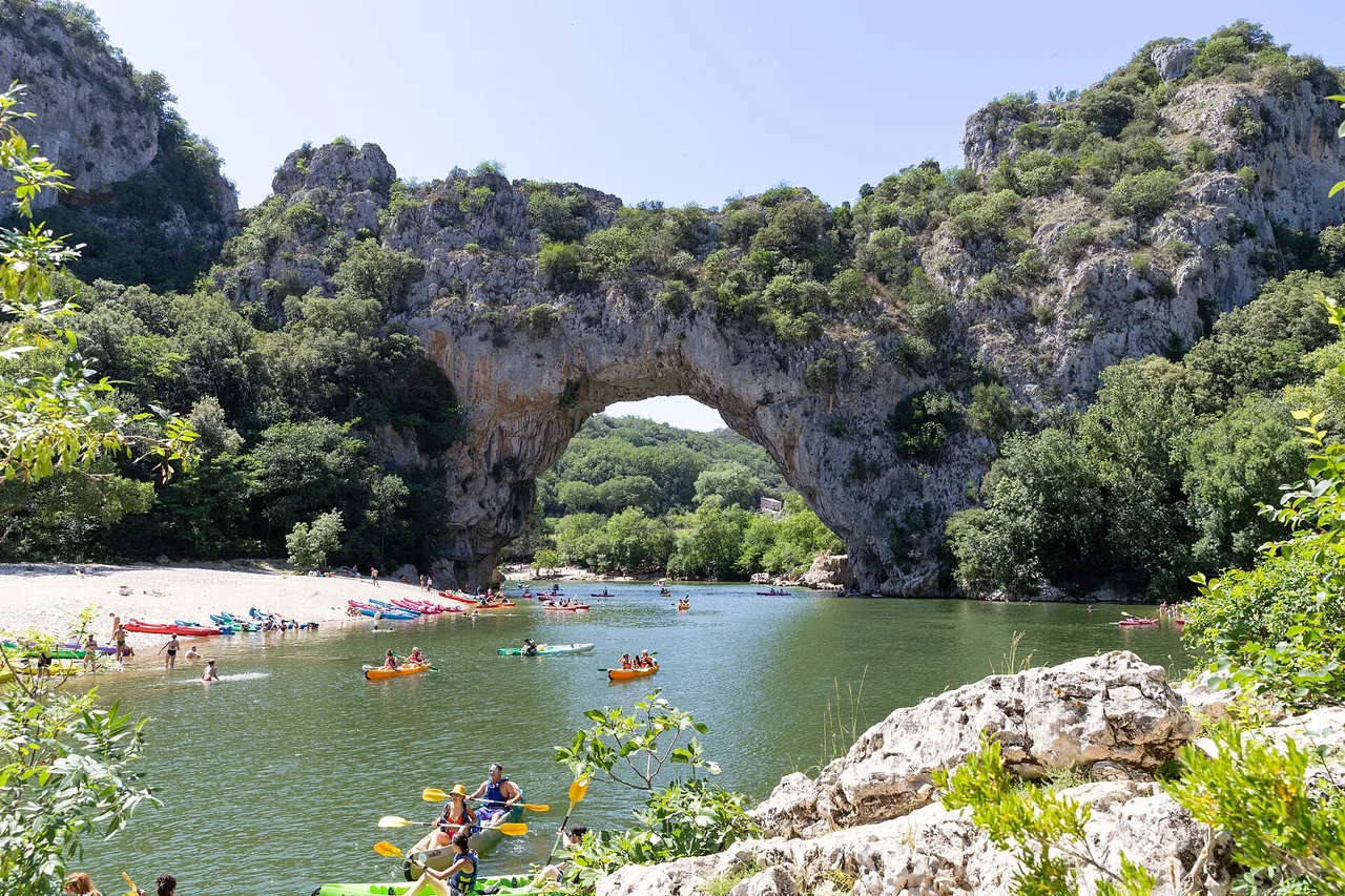 Canoës et kayaks sur l'Ardèche près du Pont d'Arc