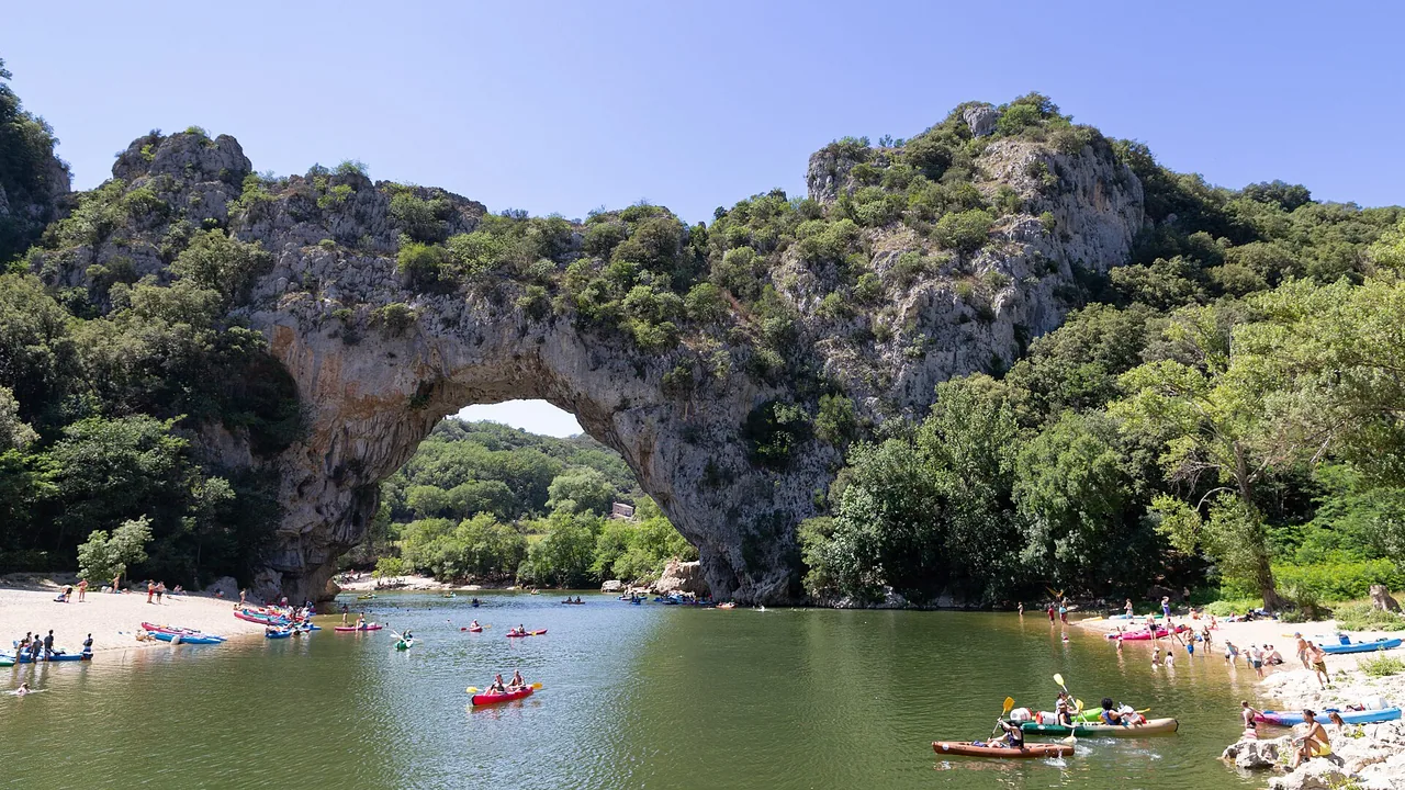 Pont d'Arc au-dessus de l'Ardèche à Vallon-Pont-d'Arc