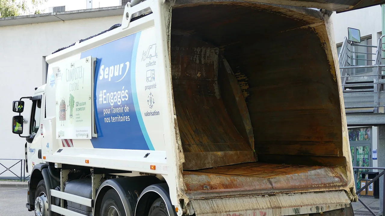 Une benne à ordures ménagères dans les Yvelines