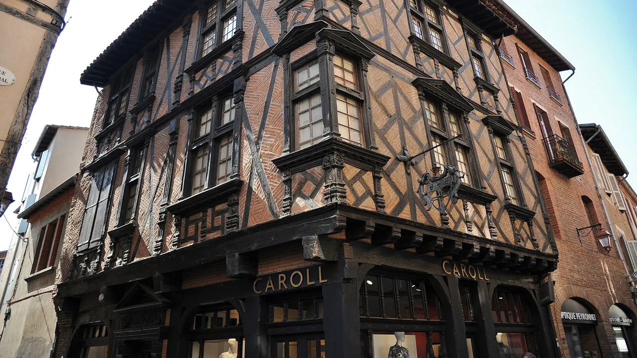 Façade de la Maison Enjalbert à pans de bois et briques à Albi