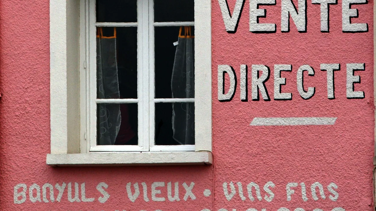 Publicité pour les anchois sur une façade à Collioure