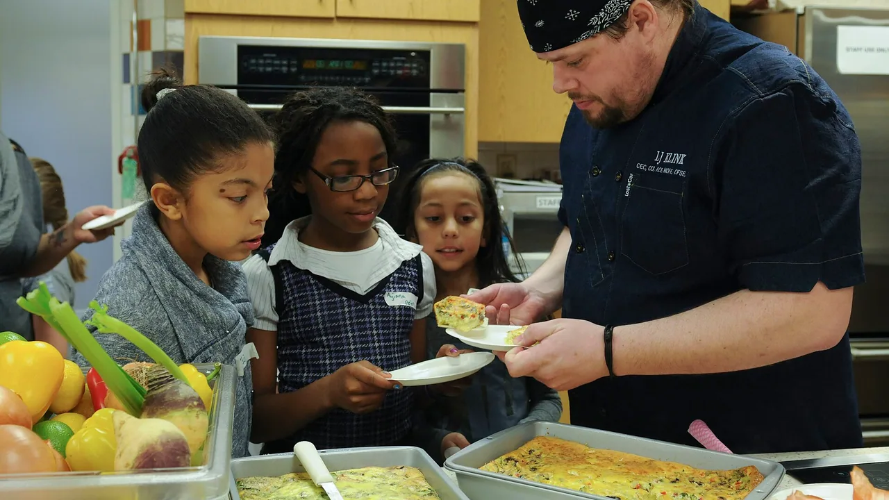 Des enfants et des adultes pendant un atelier de cuisine