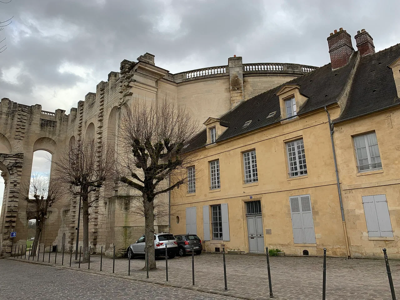 Grandes Écuries de Chantilly près de la rue du Connétable