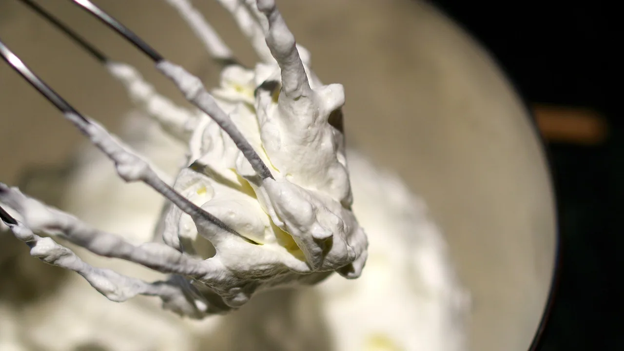 Crème fouettée préparée au fouet dans un récipient