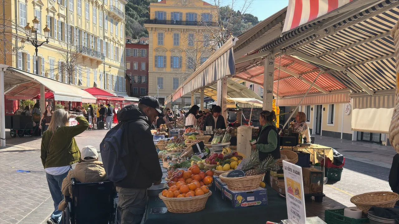 Marché du Cours Saleya dans le Vieux-Nice avec ses étals de fruits et légumes