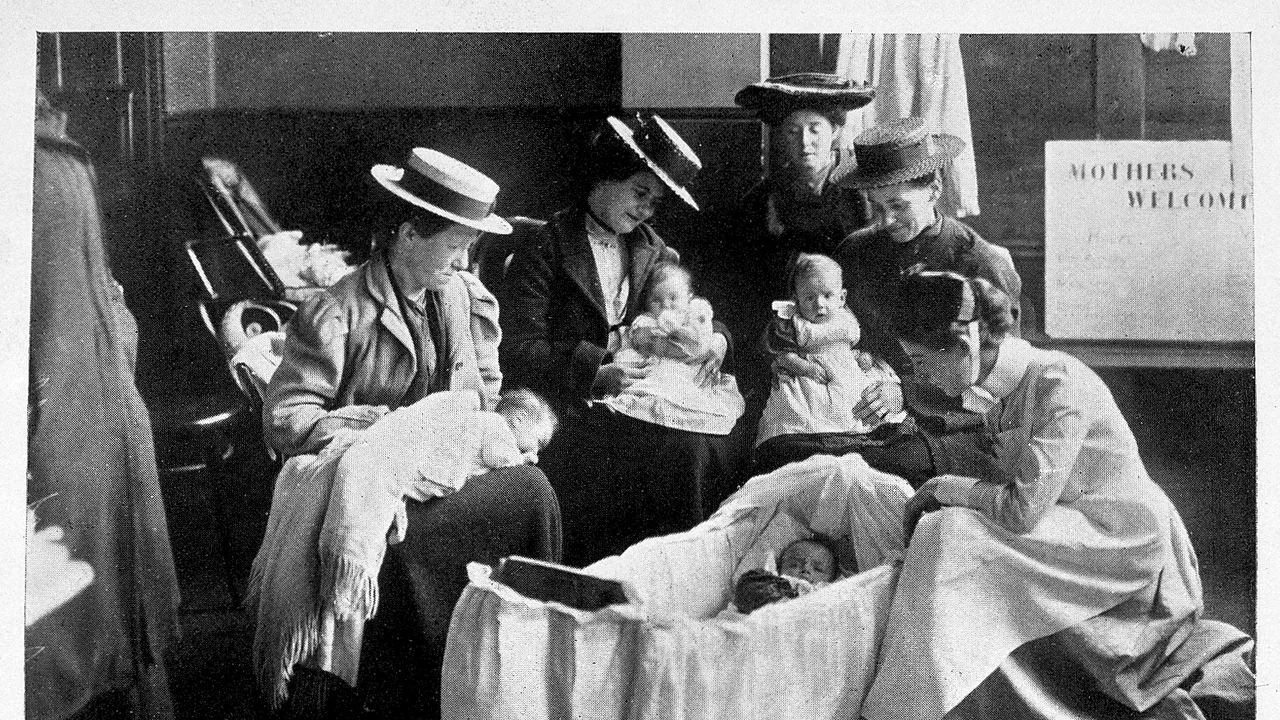 Des mères avec leurs bébés lors d'une leçon sur le berceau dans une école pour mères