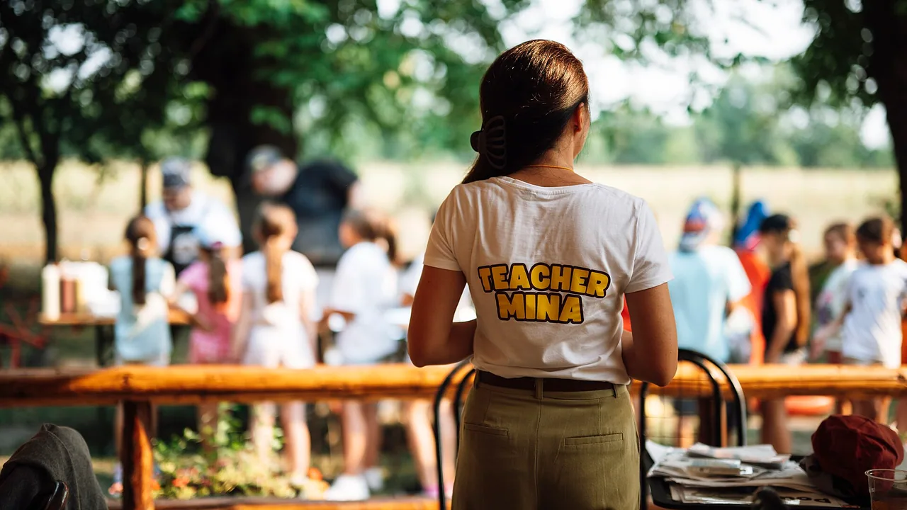 Groupe d'enfants participant à une activité extérieure avec un adulte encadrant