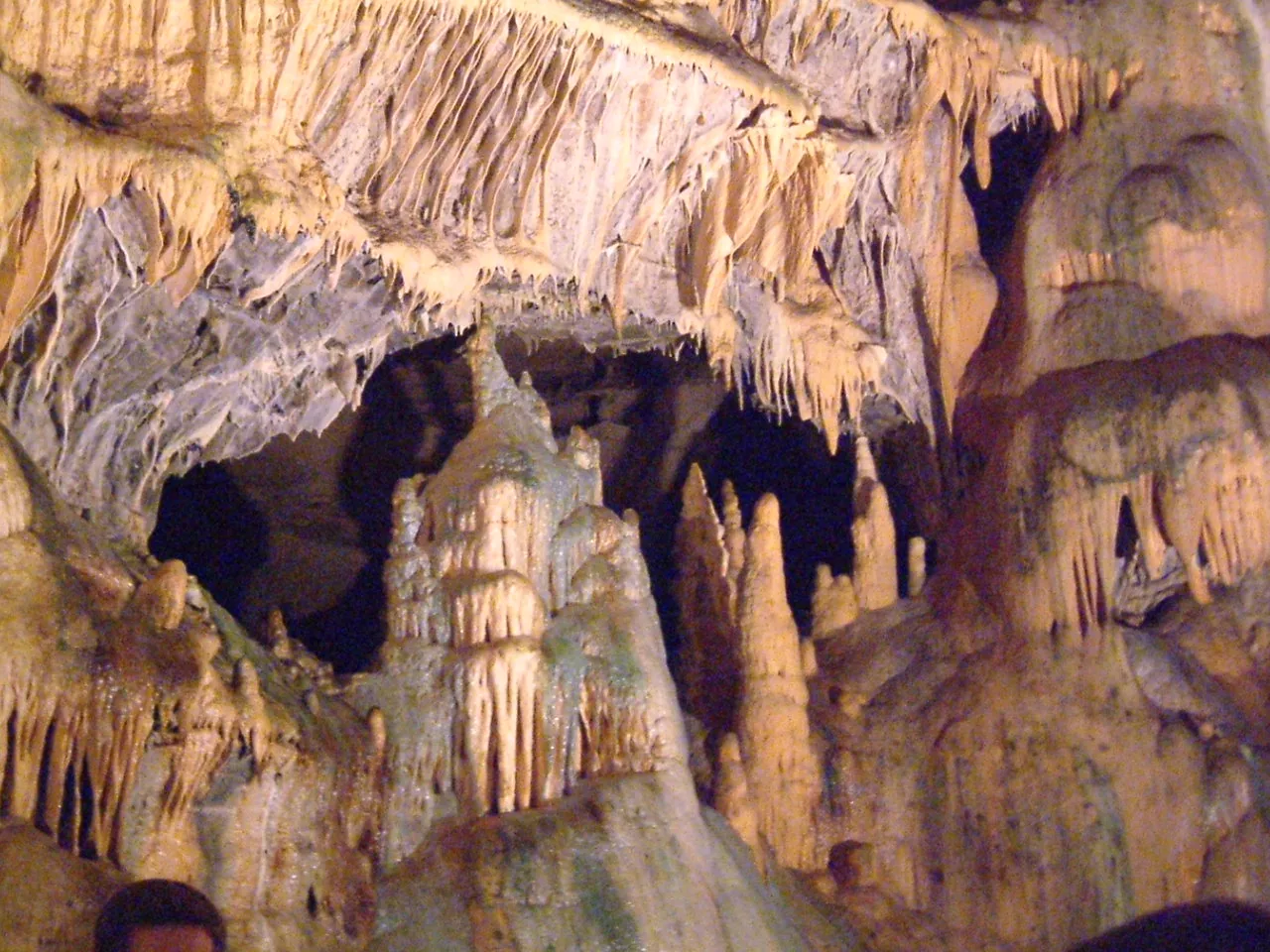 Intérieur des grottes de Baume-les-Messieurs