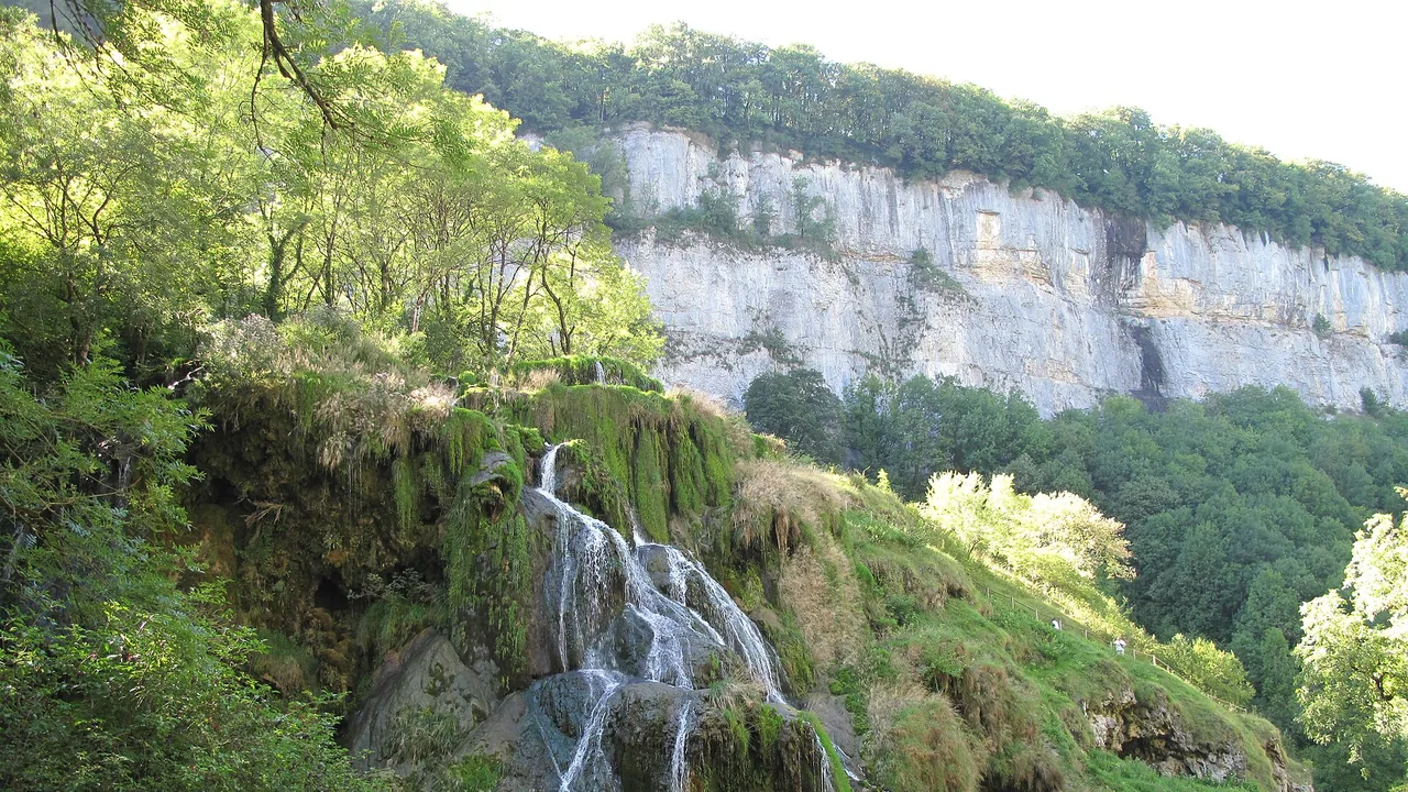 Cascade de Baume-les-Messieurs avec la reculée en arrière-plan
