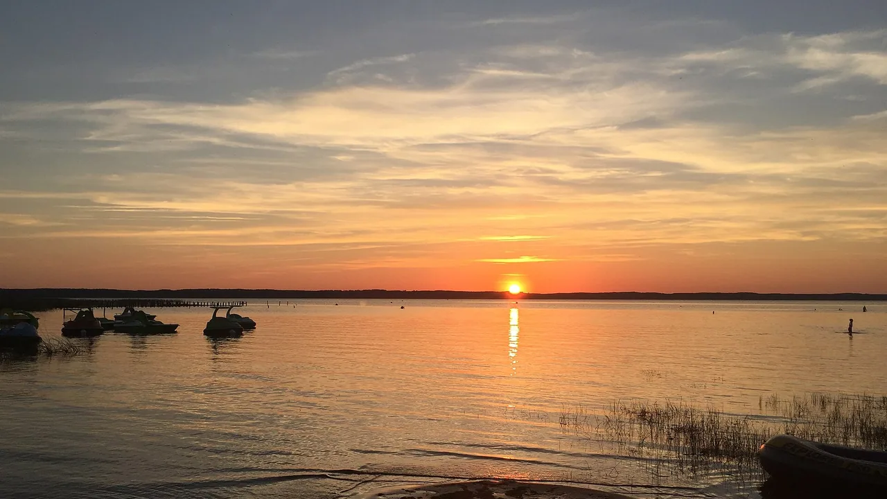 Le lac de Biscarrosse et de Parentis au bord d'une plage