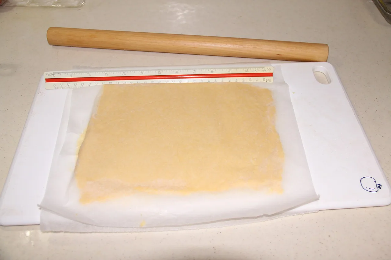 Préparation manuelle d'une galette bretonne pendant sa fabrication