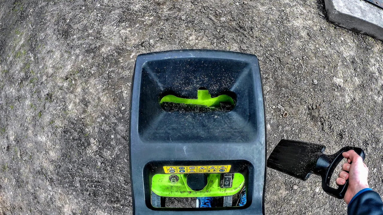 Broyeur électrique de végétaux pour les branches d'un jardin