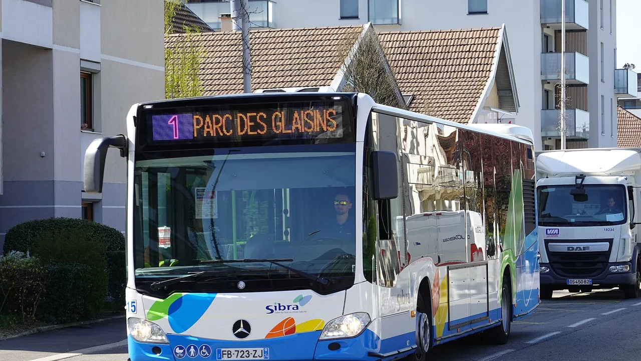Bus du réseau SIBRA circulant à Annecy