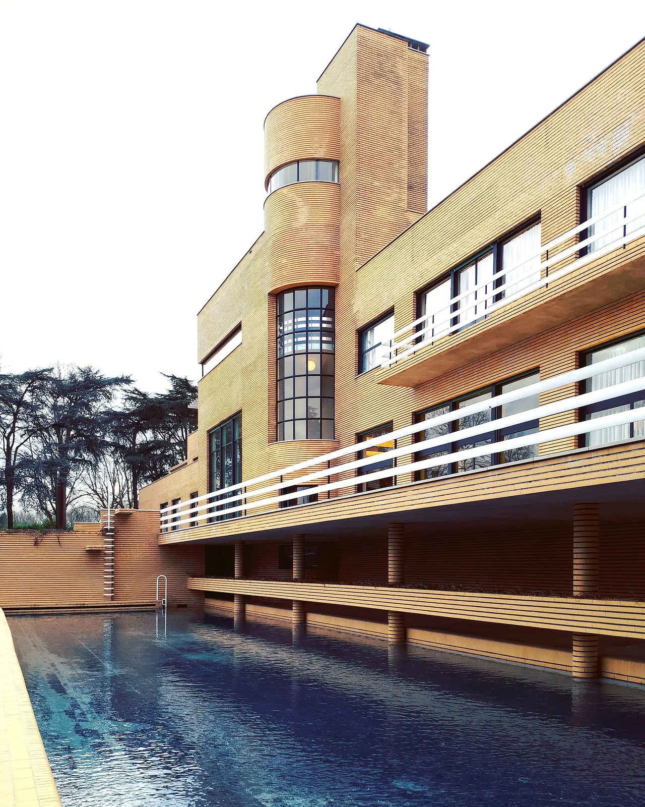 Façade sud et piscine de la Villa Cavrois à Croix