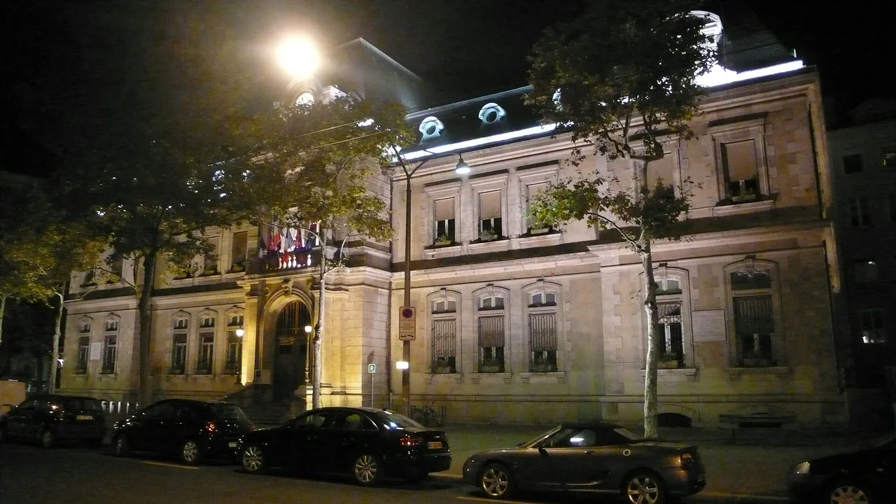 Mairie du 4e arrondissement de Lyon éclairée de nuit